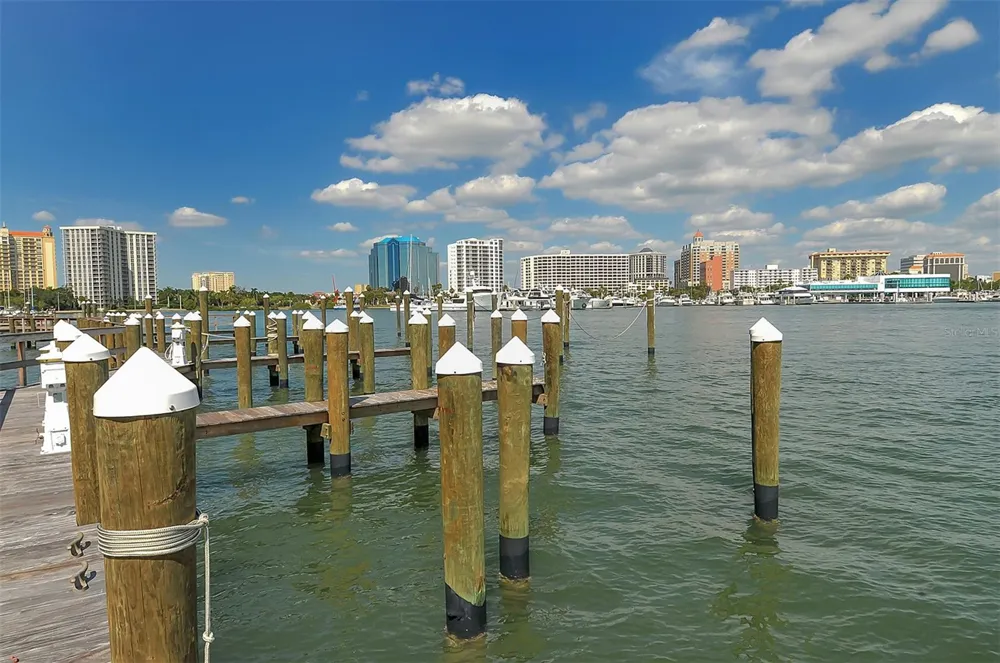 464 GOLDEN GATE POINT #702 Sarasota, FL 34236