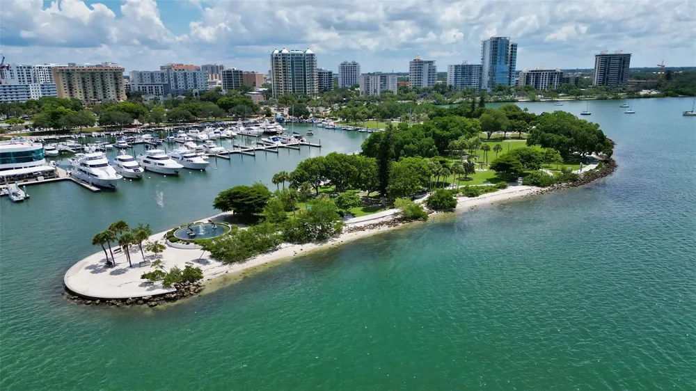 464 GOLDEN GATE POINT #702 Sarasota, FL 34236