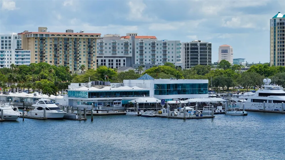 464 GOLDEN GATE POINT #702 Sarasota, FL 34236