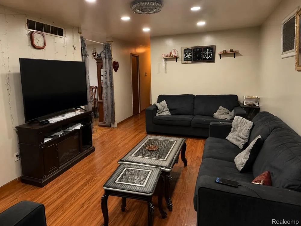 25645 Andover Drive Dearborn Heights City, MI 48125