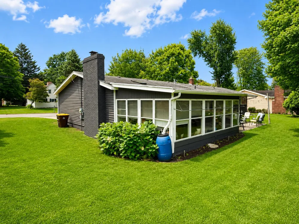 553 East Drive Marshall City, MI 49068