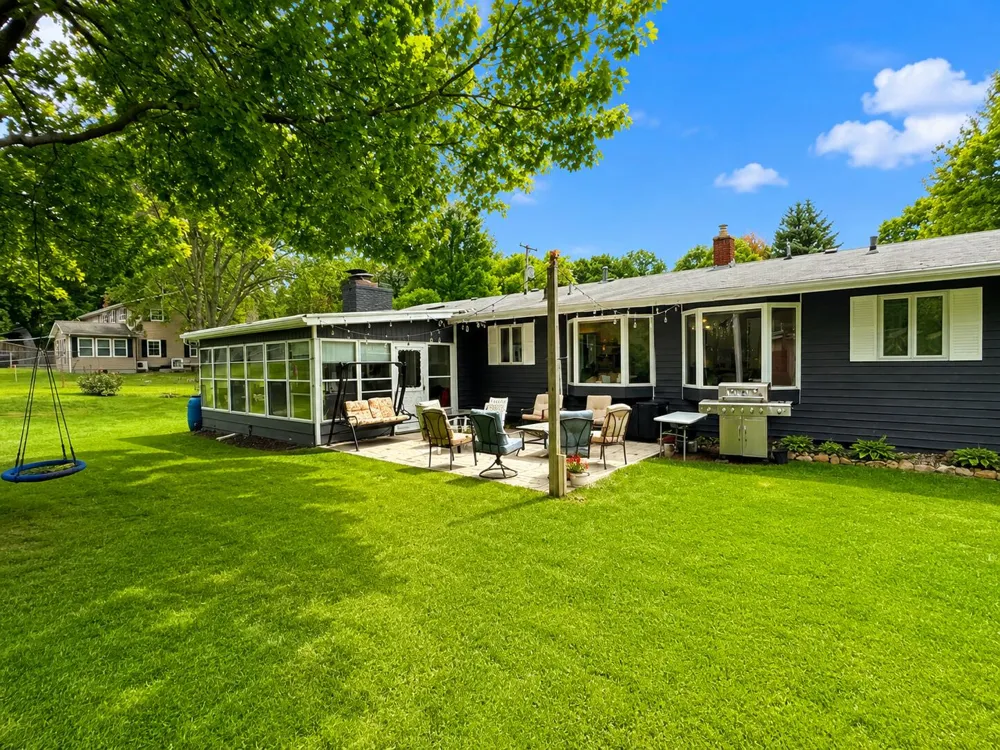 553 East Drive Marshall City, MI 49068