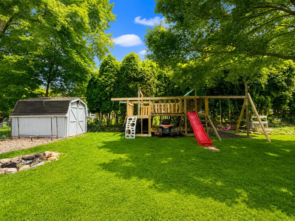553 East Drive Marshall City, MI 49068