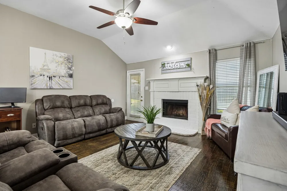 1023 Aviary Aubrey, TX 76227