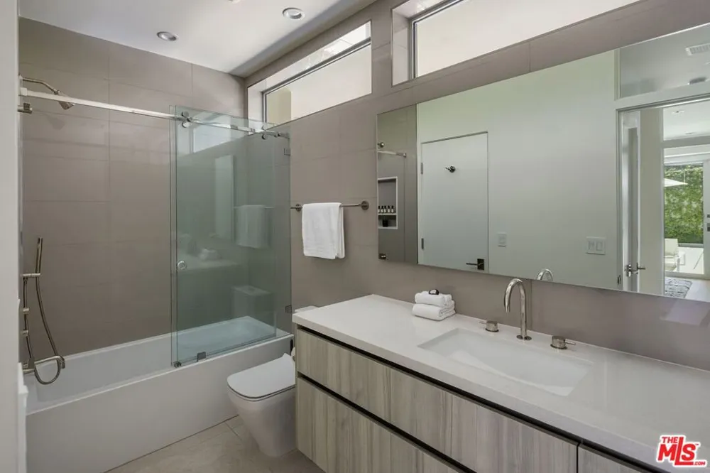 2189 Summitridge Drive Los Angeles, CA 90077