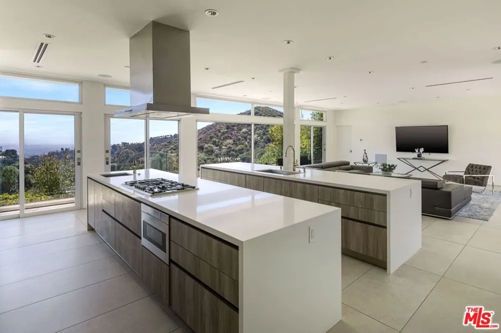 2189 Summitridge Drive Los Angeles, CA 90077