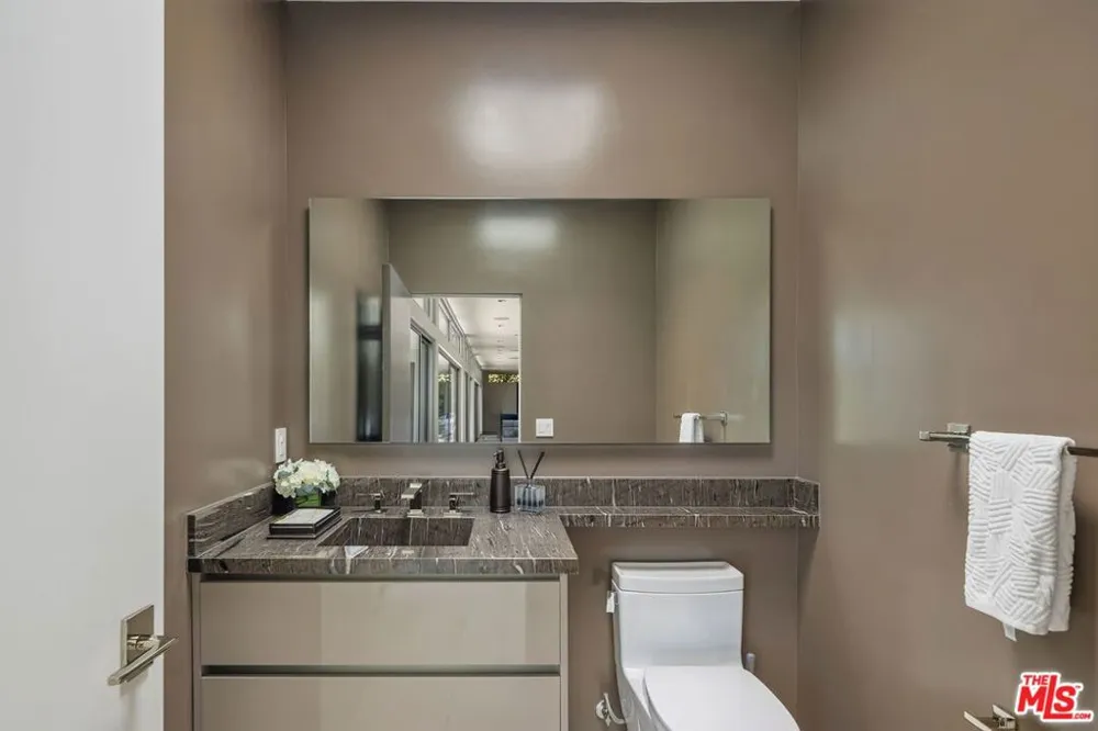 2189 Summitridge Drive Los Angeles, CA 90077