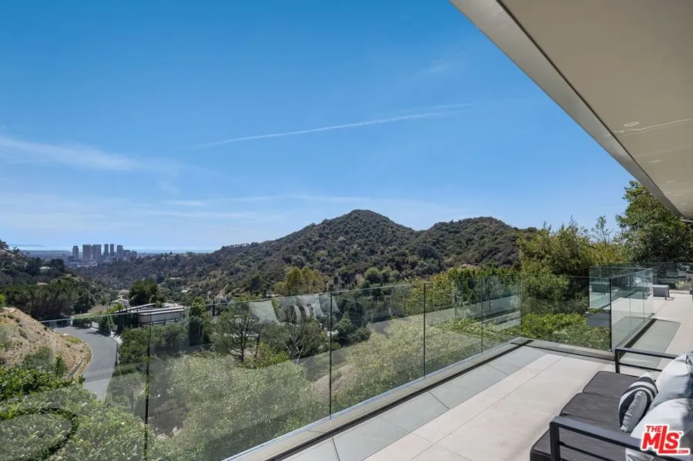 2189 Summitridge Drive Los Angeles, CA 90077