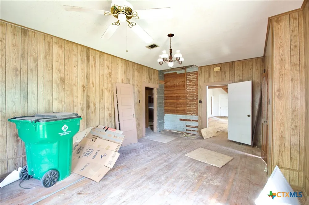 1202 Tyler Thornton, TX 76687