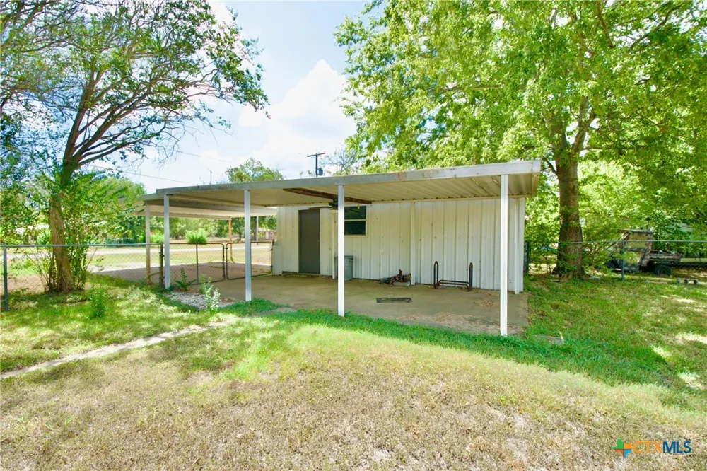 1202 Tyler Thornton, TX 76687