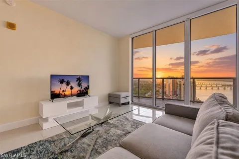 Oasis Grand Boulevard #2802