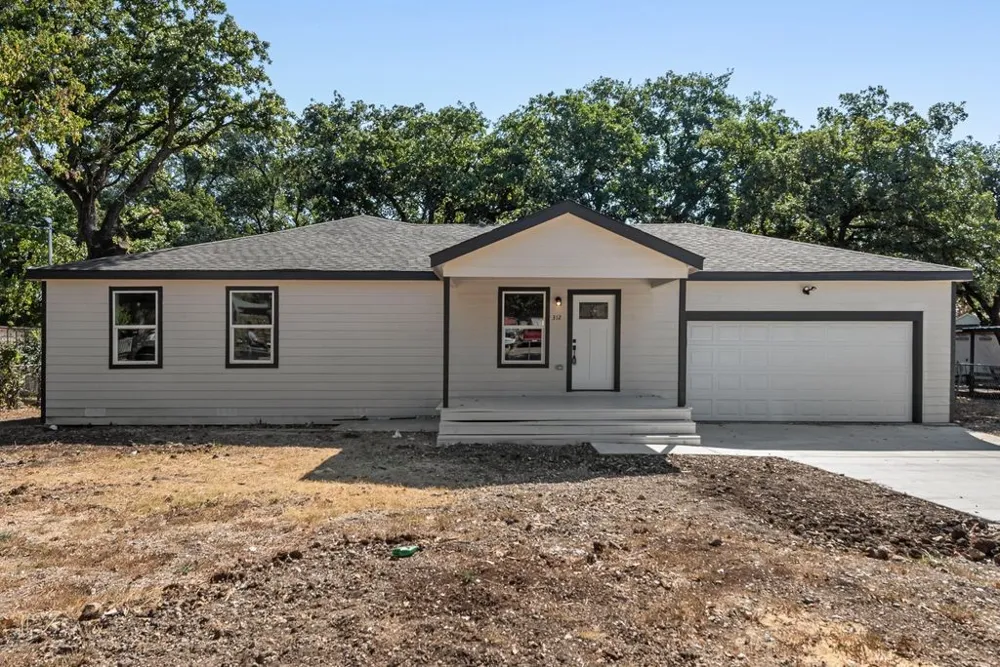 312 Calgary Road Azle, TX 76020