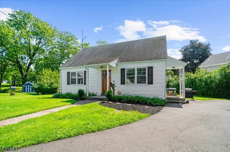 16 Abbott Ct Flemington, NJ 08822