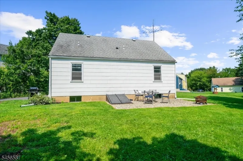 16 Abbott Ct Flemington, NJ 08822
