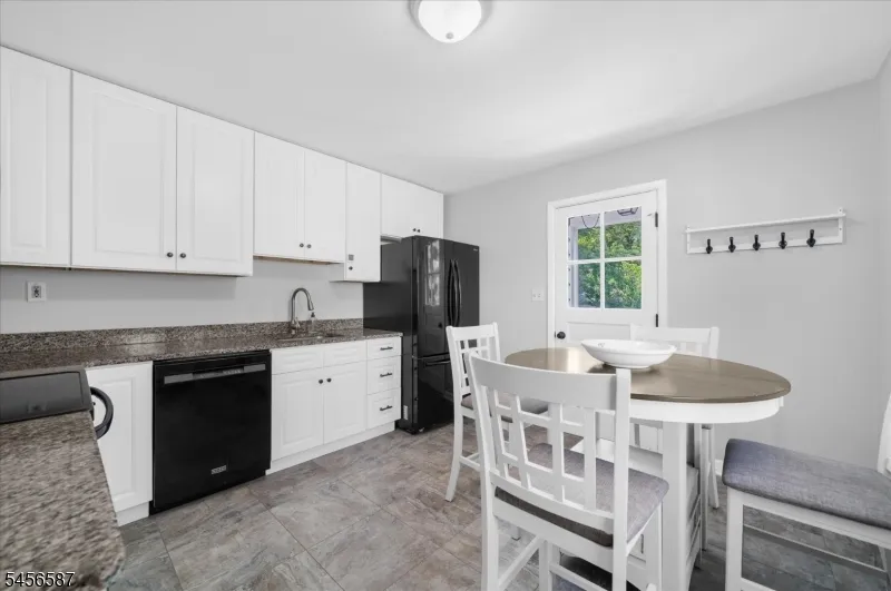 16 Abbott Ct Flemington, NJ 08822