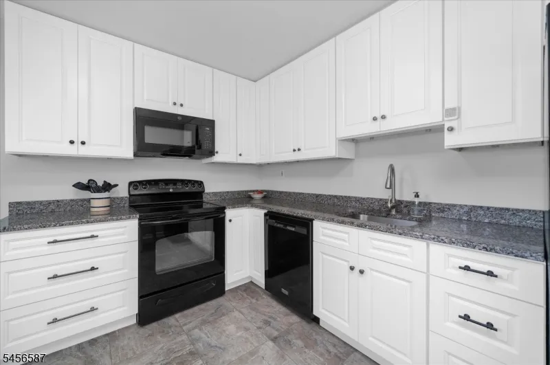 16 Abbott Ct Flemington, NJ 08822