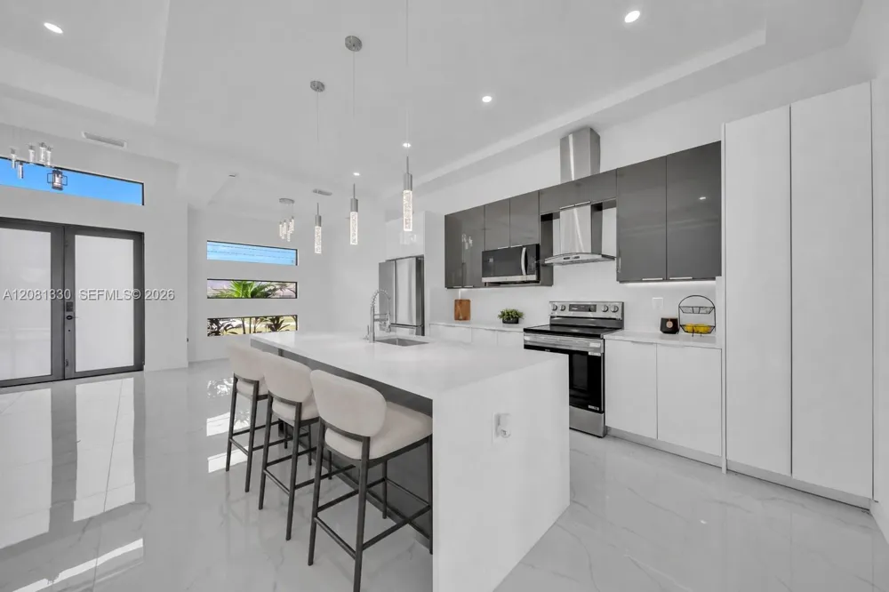 2318 NW NW 30th Ter Cape Coral, FL 33993