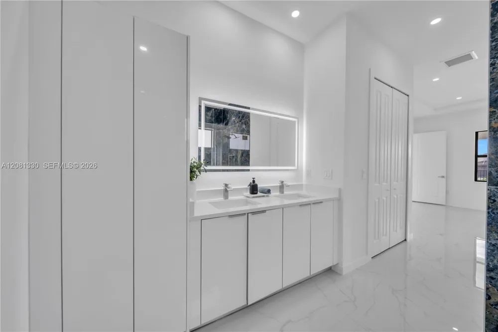2318 NW NW 30th Ter Cape Coral, FL 33993