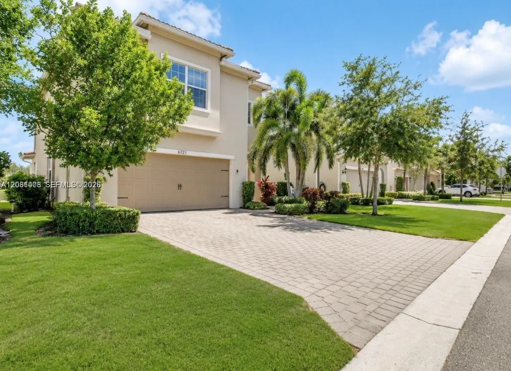 4729 Greenway Dr Hollywood, FL 33021