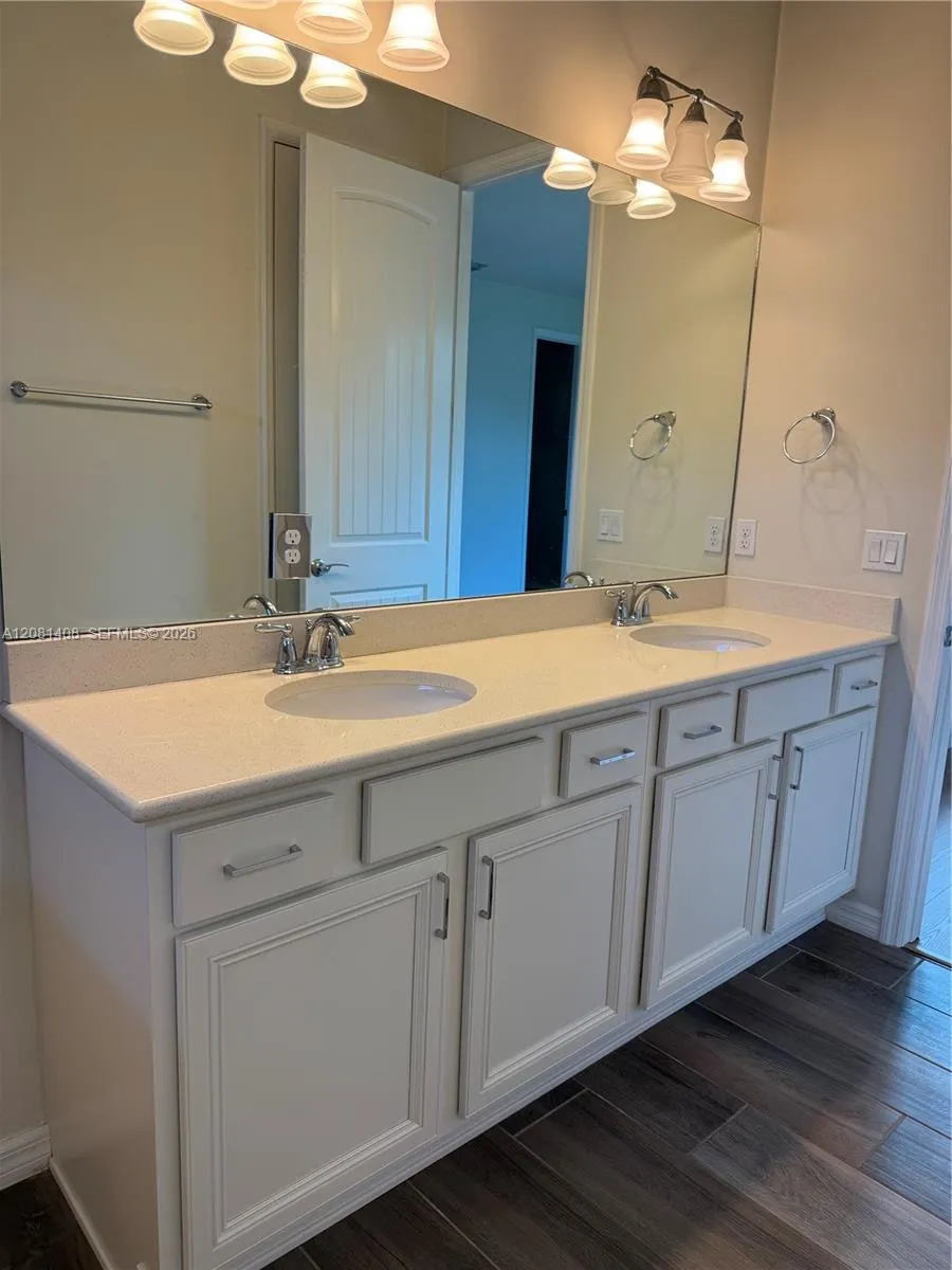4729 Greenway Dr Hollywood, FL 33021