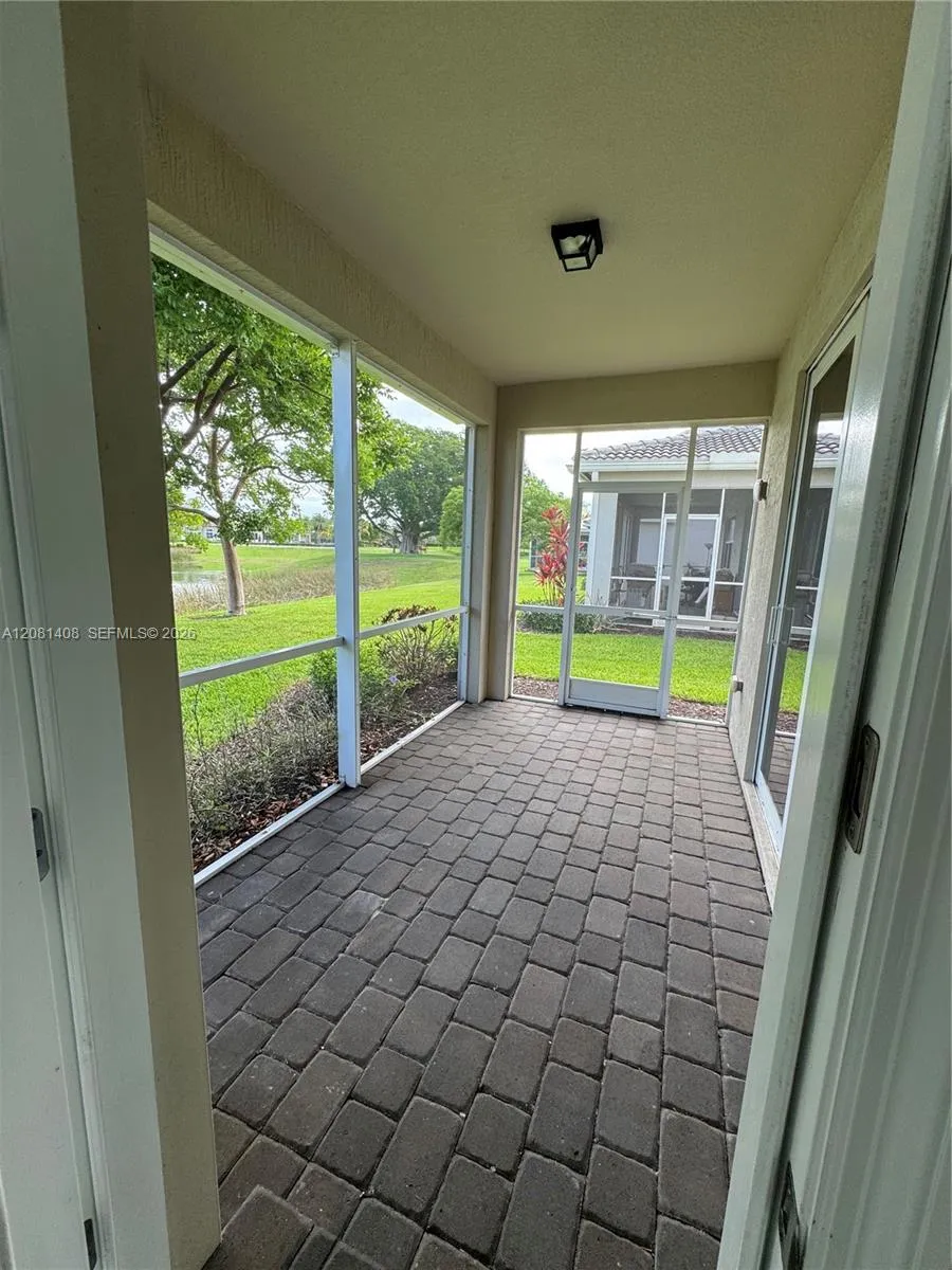 4729 Greenway Dr Hollywood, FL 33021