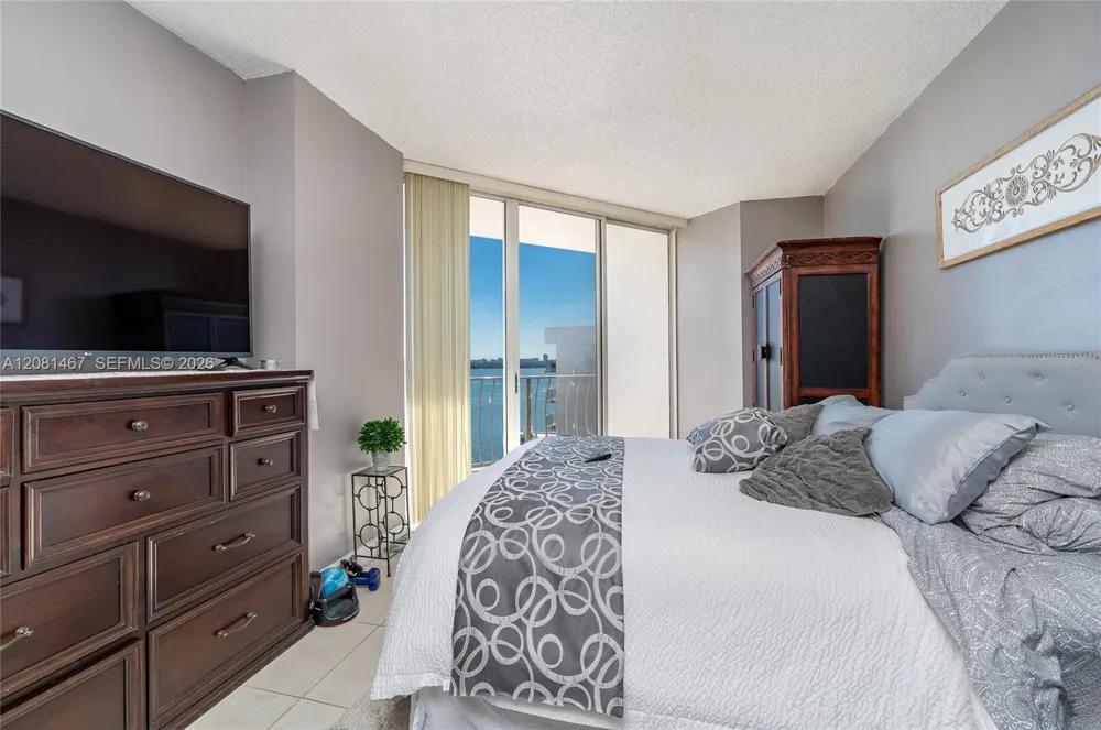 7601 E Treasure Dr #PH224 North Bay Village, FL 33141