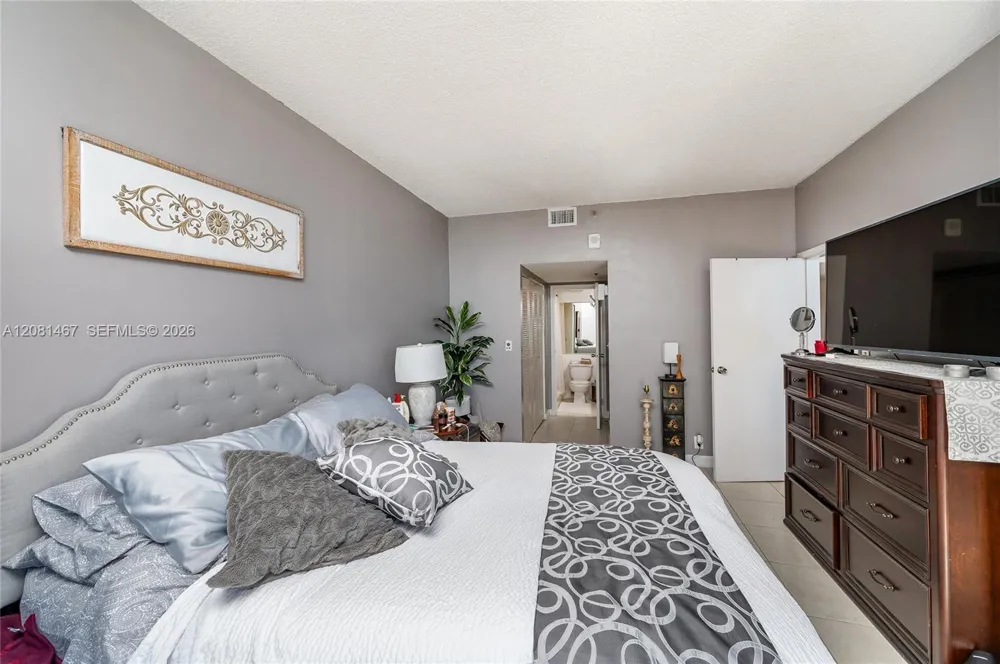 7601 E Treasure Dr #PH224 North Bay Village, FL 33141