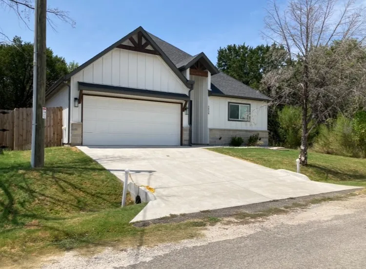 5858 Black Pine Circle Granbury, TX 76048