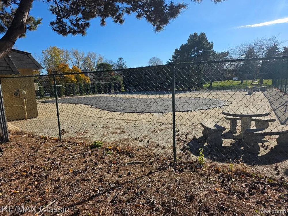 1806 S Hill Boulevard Bloomfield Charter Township, MI 48304