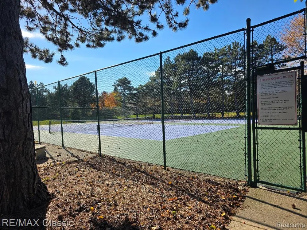 1806 S Hill Boulevard Bloomfield Charter Township, MI 48304
