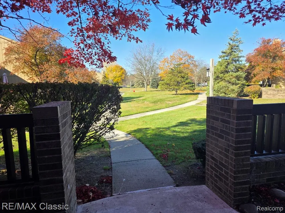 1806 S Hill Boulevard Bloomfield Charter Township, MI 48304