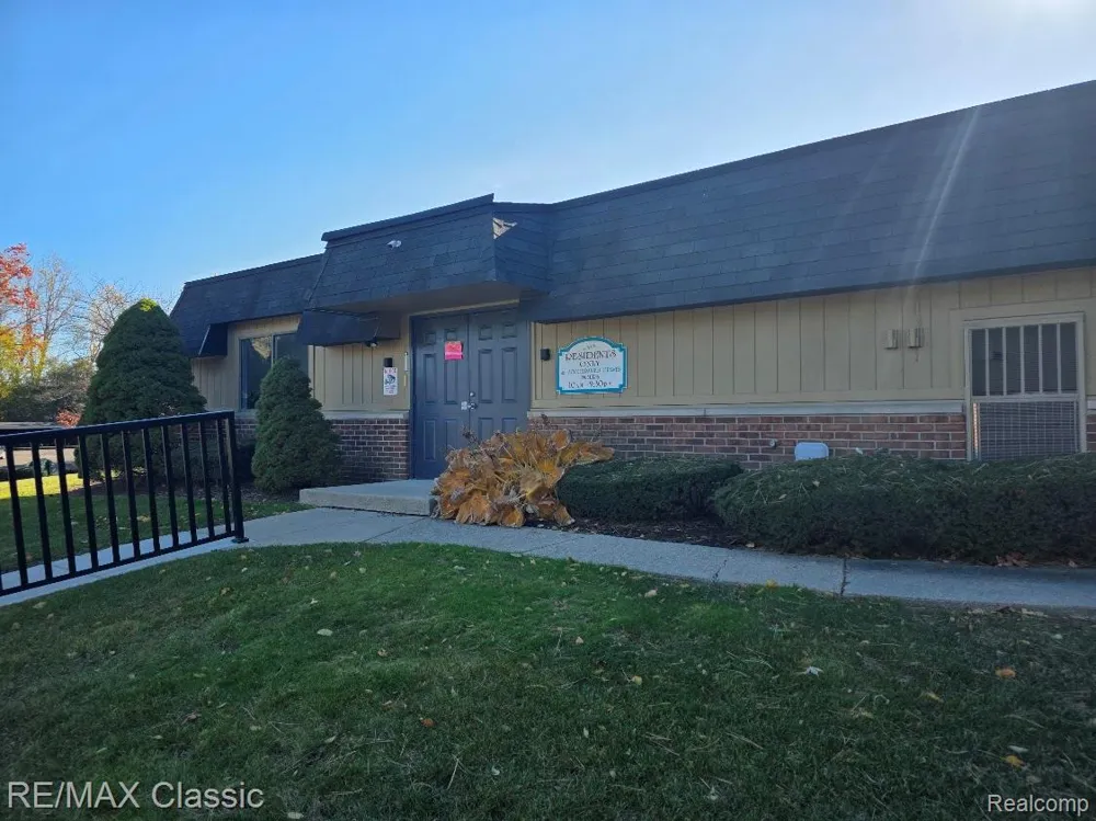 1806 S Hill Boulevard Bloomfield Charter Township, MI 48304