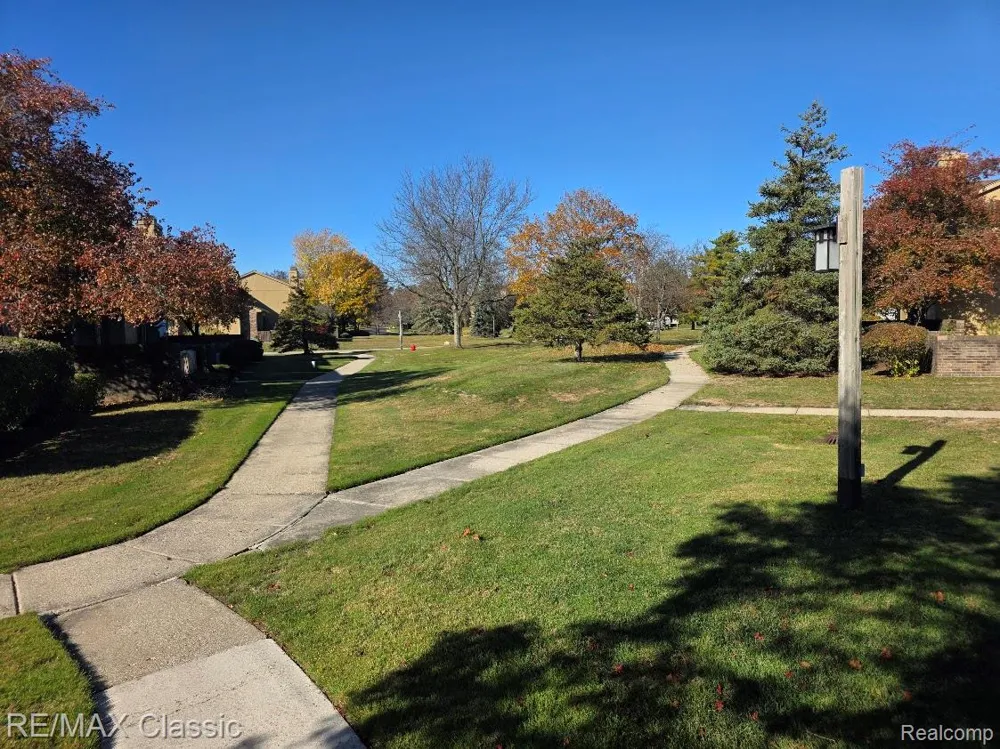 1806 S Hill Boulevard Bloomfield Charter Township, MI 48304