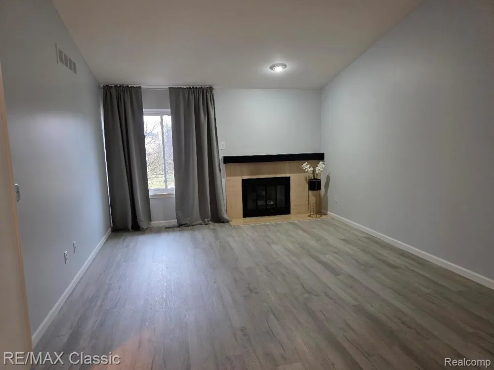 1806 S Hill Boulevard Bloomfield Charter Township, MI 48304