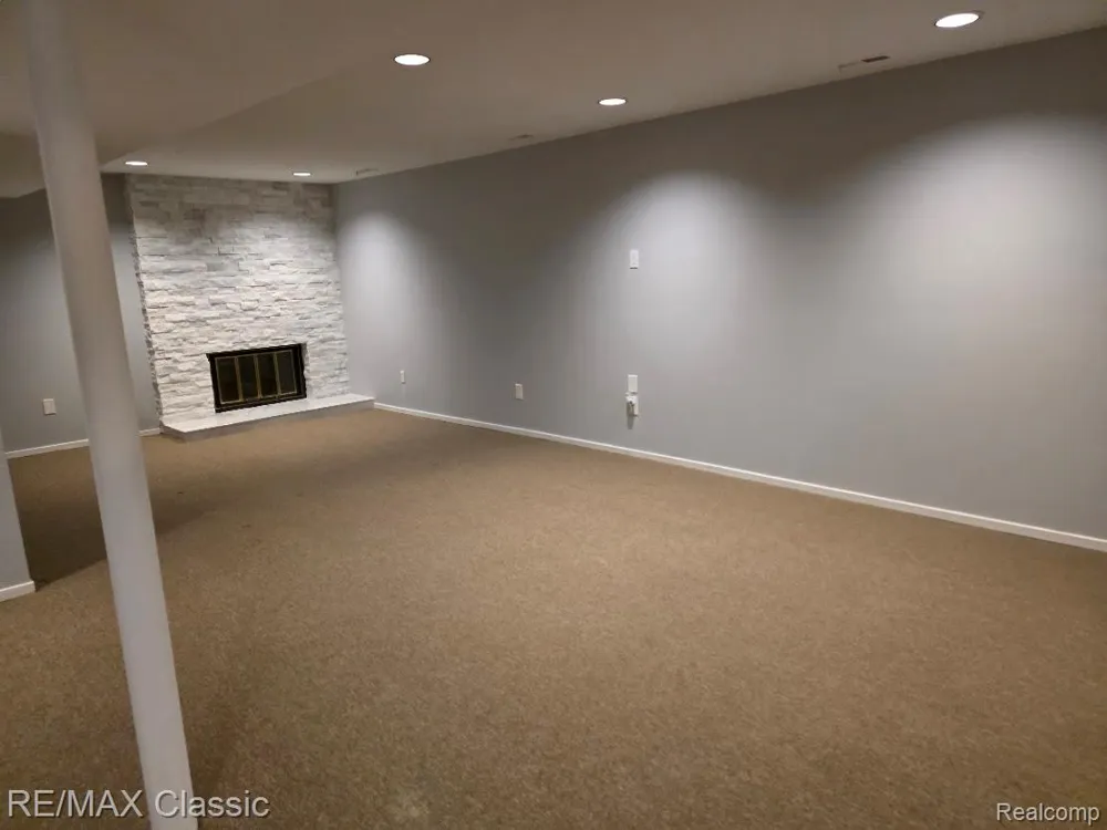 1806 S Hill Boulevard Bloomfield Charter Township, MI 48304