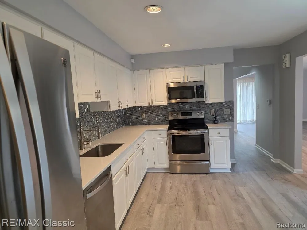 1806 S Hill Boulevard Bloomfield Charter Township, MI 48304