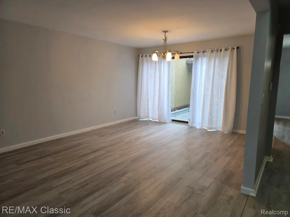 1806 S Hill Boulevard Bloomfield Charter Township, MI 48304