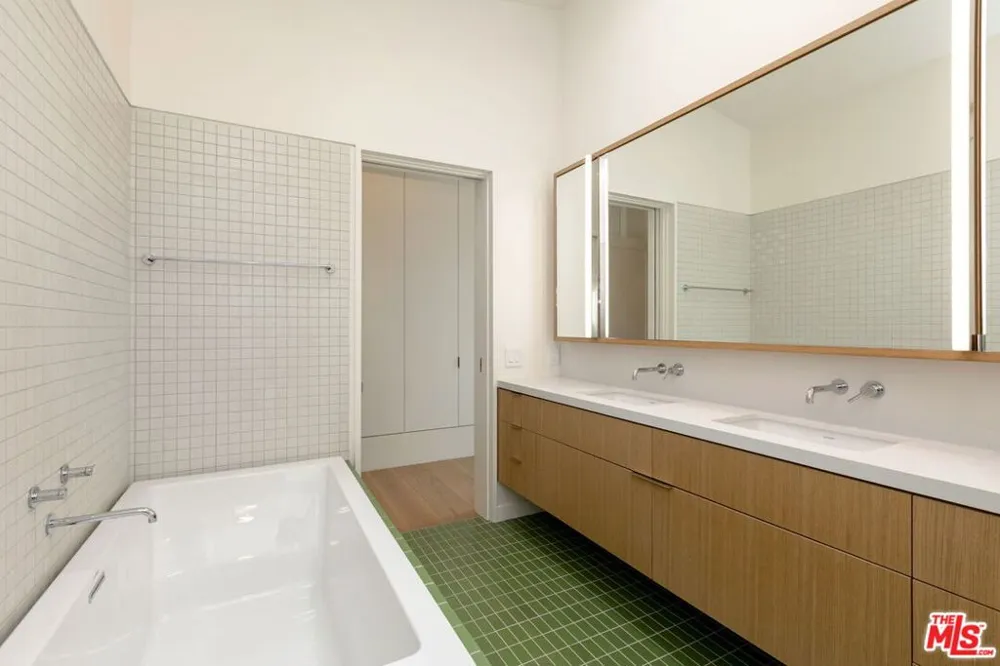 7102 Pacific View Drive Los Angeles, CA 90068