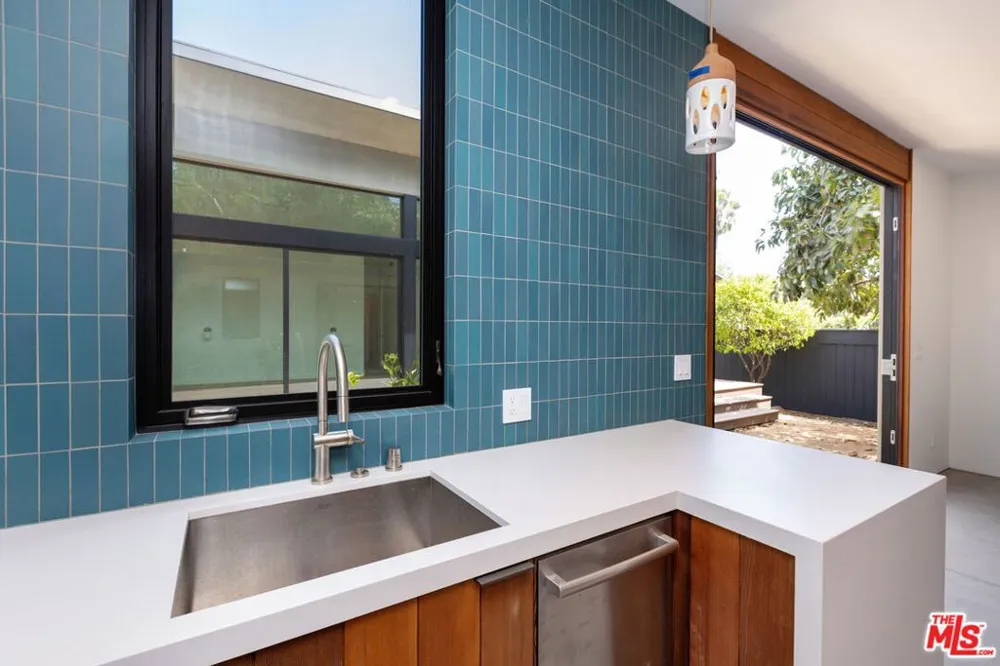 7102 Pacific View Drive Los Angeles, CA 90068