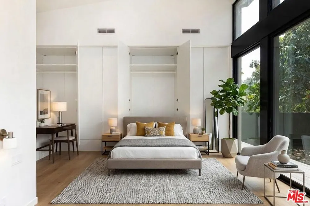 7102 Pacific View Drive Los Angeles, CA 90068