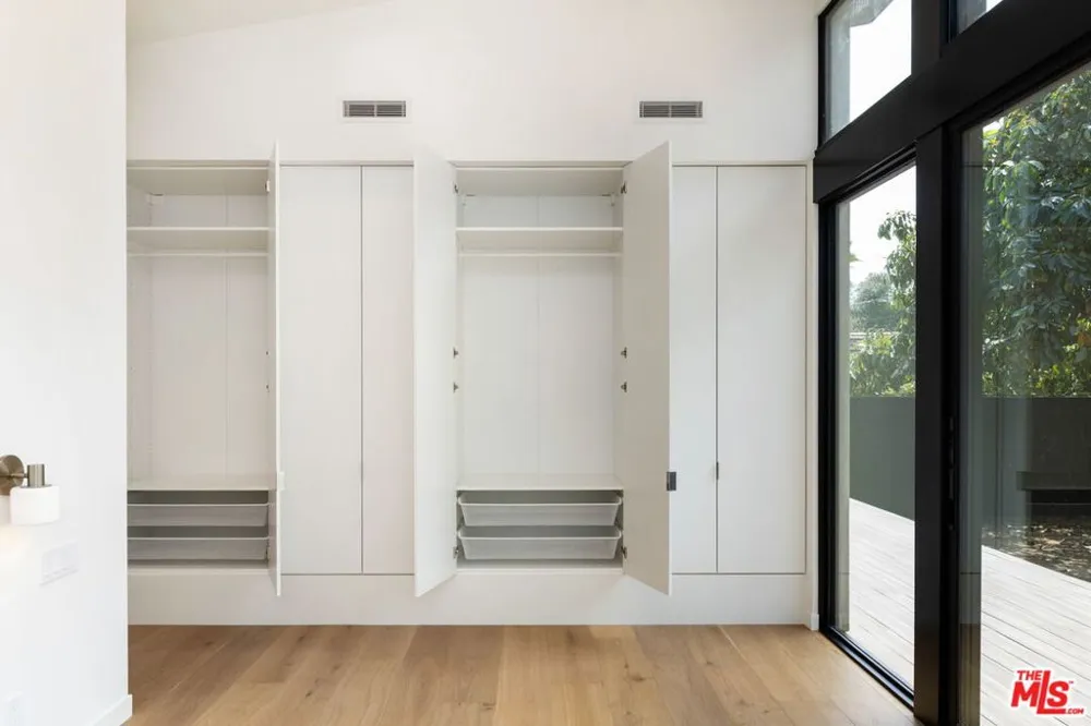 7102 Pacific View Drive Los Angeles, CA 90068