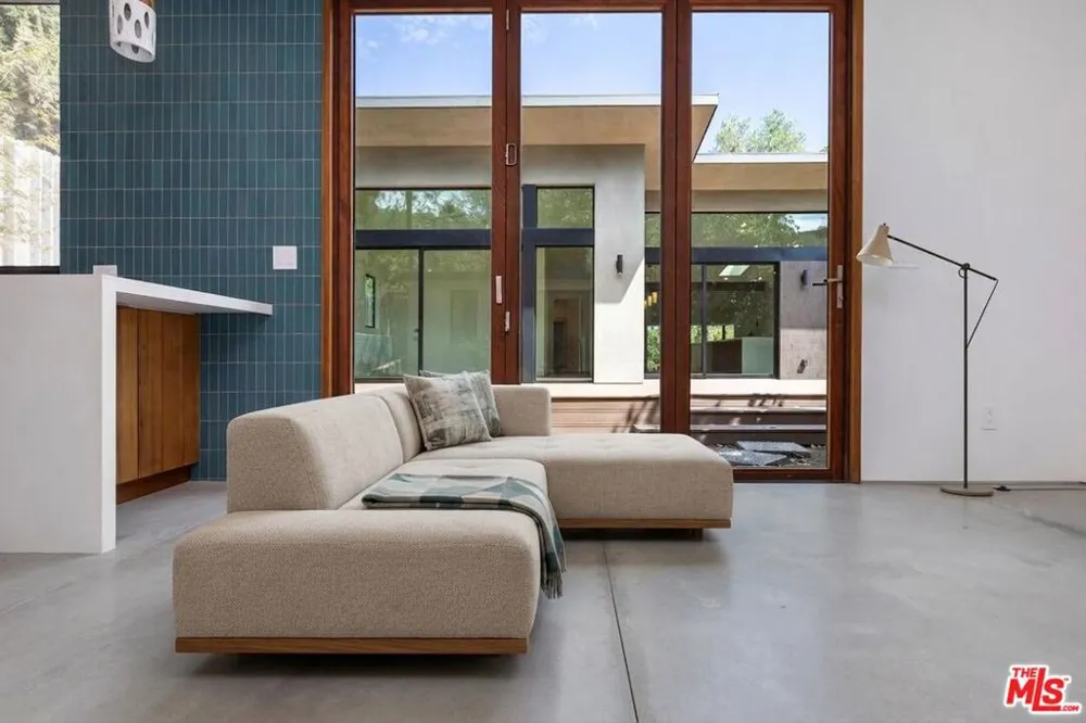 7102 Pacific View Drive Los Angeles, CA 90068