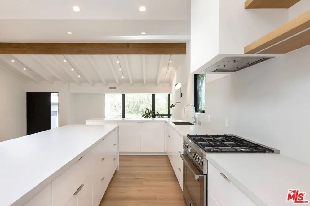 7102 Pacific View Drive Los Angeles, CA 90068