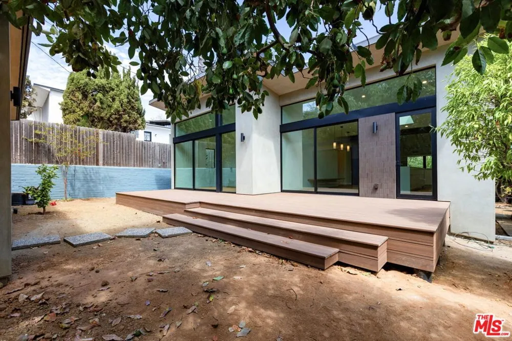 7102 Pacific View Drive Los Angeles, CA 90068