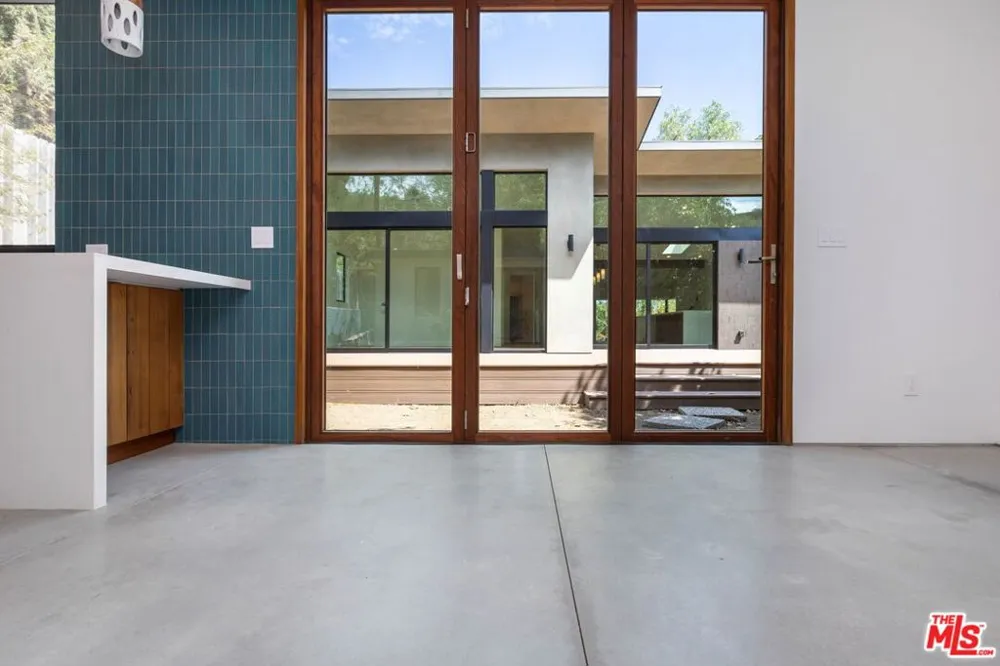 7102 Pacific View Drive Los Angeles, CA 90068