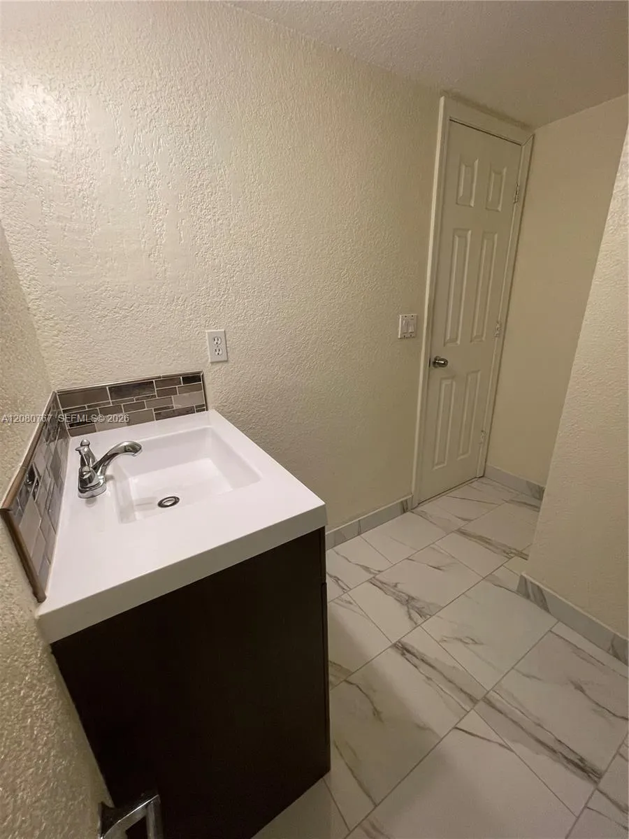16240 Laurel Dr #101 Weston, FL 33326