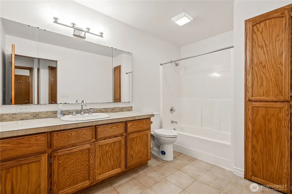 1160 Cascade Court Lynden, WA 98264