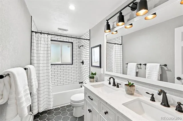 1186 E Davies Court Centennial, CO 80122