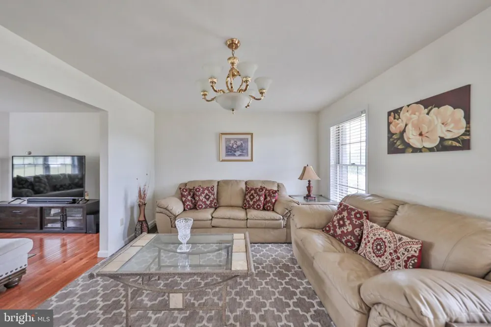 42 LOUIS CIRCLE Drums, PA 18222
