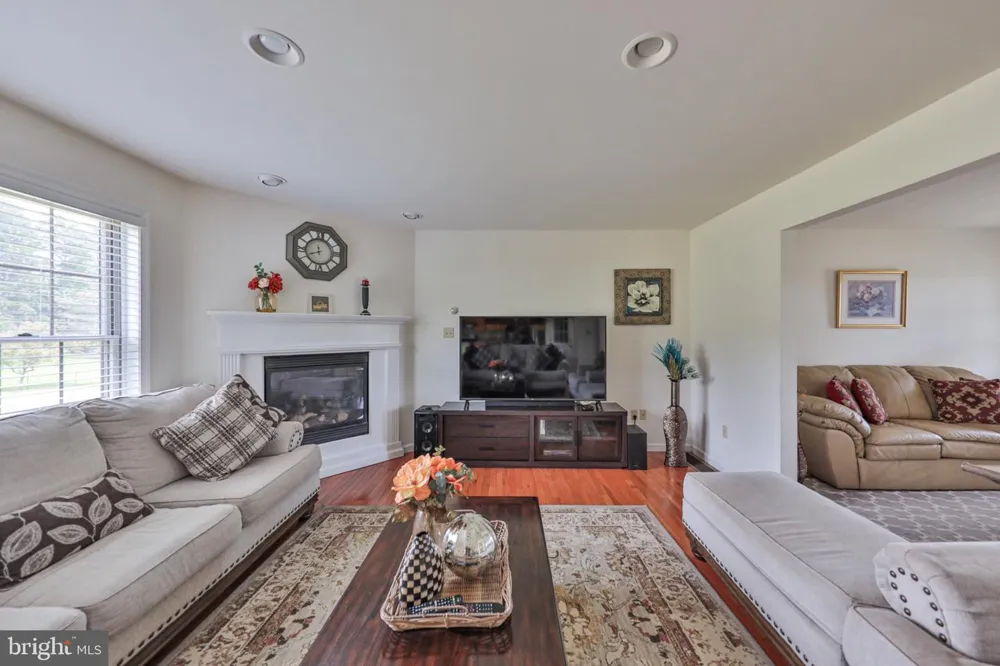 42 LOUIS CIRCLE Drums, PA 18222